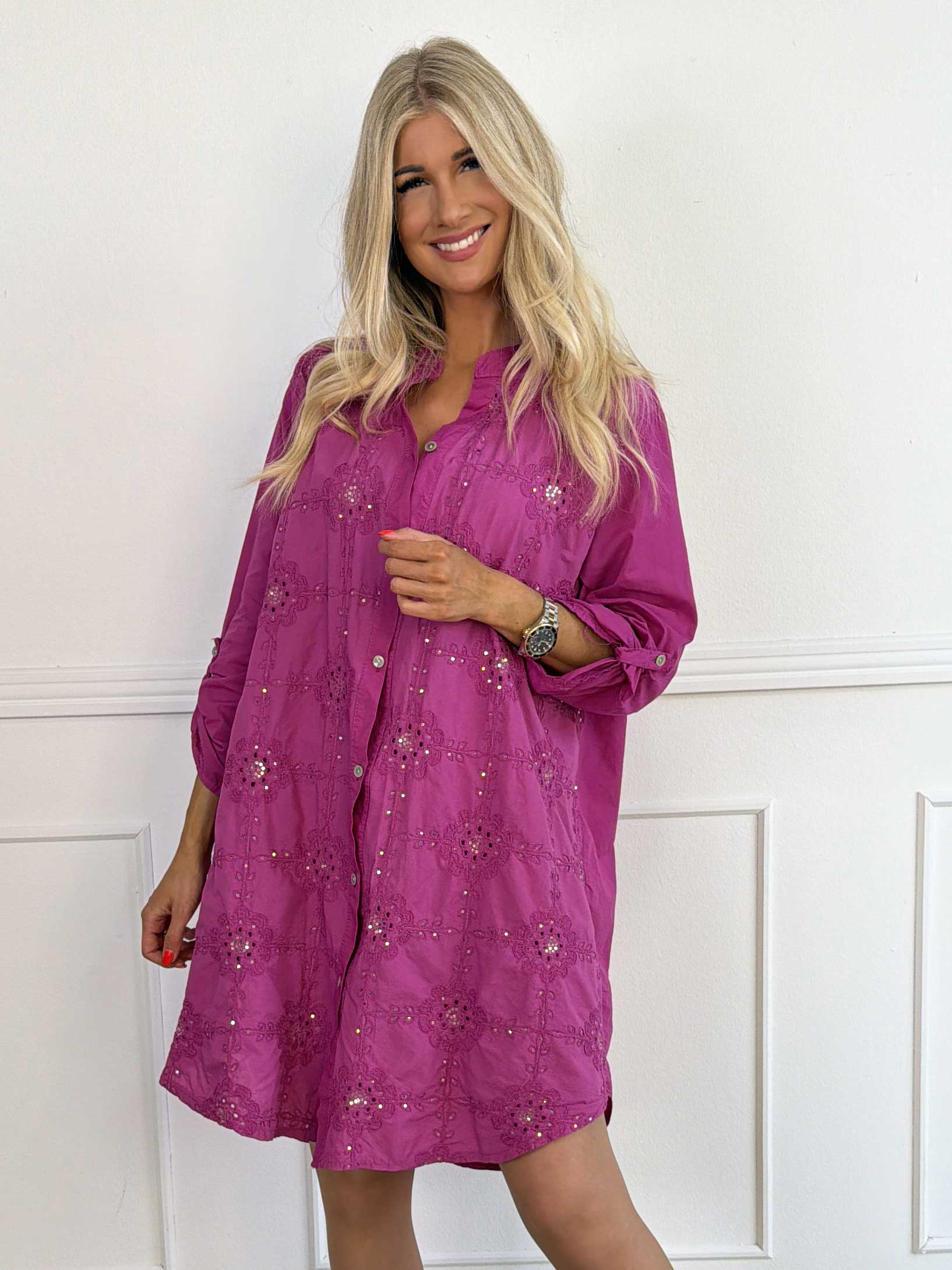 Emerson - Skjortekjole i bomuld med broderet mønster og pailletter